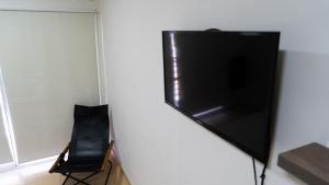 Elle comprend une télévision à écran plat suspendue au mur. dans l'établissement AP138 3bDepartamento micro centro Parana 3b, à Paraná