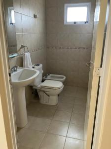 雷孔基斯塔的住宿－HOTEL LOS TILOS RECONQUISTA，一间带卫生间和水槽的浴室