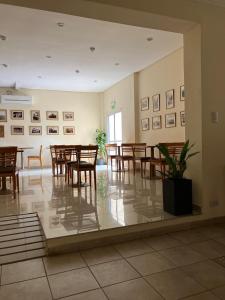 uma sala de jantar com mesas e cadeiras de madeira em HOTEL LOS TILOS RECONQUISTA em Reconquista