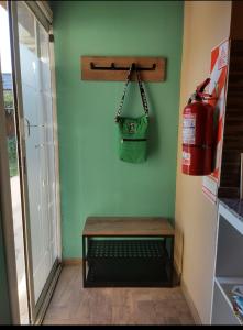 une pièce avec un banc et une borne d'incendie sur le mur dans l'établissement Host Patagonia, à Plaza Huincul 15 autres photos