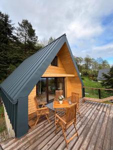 ein kleines Haus mit schwarzem Dach auf einer Terrasse in der Unterkunft House Of Harry - horská chata in Liberec