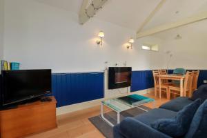 A television and/or entertainment centre at Lighthouse Cottage