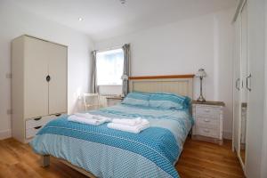 A bed or beds in a room at Lighthouse Cottage