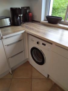 Kuchyň nebo kuchyňský kout v ubytování Wohnung am Fuße des Schwarzwalds