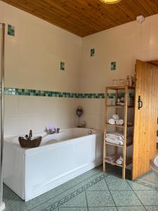 uma grande casa de banho com banheira e lavatório em Old Mill House em Larne