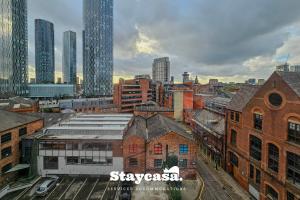 une vue aérienne sur une ville avec de grands bâtiments dans l'établissement Serene One-bedroom With Amazing City Views!, à Manchester