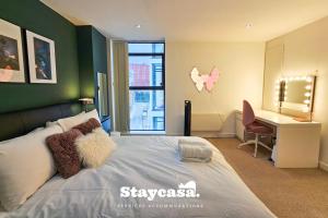 a bedroom with a bed with a desk and a desk at Serene One-bedroom With Amazing City Views! in Manchester