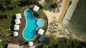 einen Luftblick auf einen Pool neben einem Strand in der Unterkunft Hotel Son Caliu Spa Oasis in Palmanova