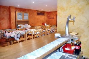 een keuken met een tafel en een wastafel in een restaurant bij 6 bedrooms villa with private pool furnished terrace and wifi at Cerezo de Mohernando in Cerezo de Mohernando