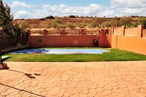 - une petite piscine dans une cour avec une clôture dans l'établissement 6 bedrooms villa with private pool furnished terrace and wifi at Cerezo de Mohernando, à Cerezo de Mohernando