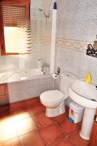 e bagno con servizi igienici, vasca e lavandino. di 6 bedrooms villa with private pool furnished terrace and wifi at Cerezo de Mohernando a Cerezo de Mohernando