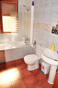 Cerezo de Mohernando的住宿－6 bedrooms villa with private pool furnished terrace and wifi at Cerezo de Mohernando，浴室配有卫生间、浴缸和水槽。