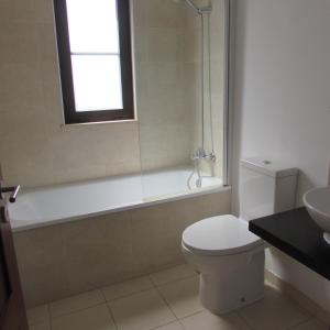 uma casa de banho com um WC, um chuveiro e um lavatório. em Tortuga Beach Resort 3 Bed Villa with pool em Santa Maria