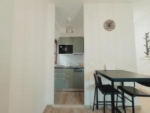 een keuken en eetkamer met een tafel en stoelen bij Appartamento - Paolo Mascagni-Centro Storico in Siena +4 foto's