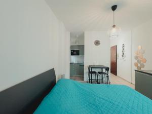 een slaapkamer met een bed en een keuken met een tafel bij Appartamento - Paolo Mascagni-Centro Storico in Siena