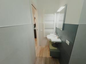 een badkamer met een wastafel en een spiegel bij Appartamento - Paolo Mascagni-Centro Storico in Siena