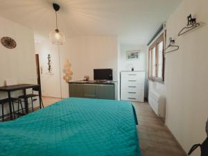 een slaapkamer met een groen bed en een bureau bij Appartamento - Paolo Mascagni-Centro Storico in Siena