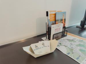 een tafel met een kaart en wat boeken erop bij Appartamento - Paolo Mascagni-Centro Storico in Siena