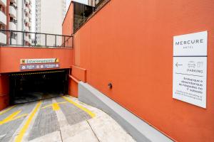 un edificio naranja con un túnel con un letrero. en Mercure Sao Paulo Berrini, en São Paulo