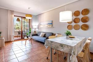sala de estar con mesa y sofá en Cielo Azul tu oasis vacacional en Roda-Murcia, en Roda