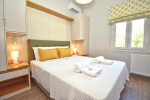 Minerva Estate Corfu في Alepochórion: غرفة نوم عليها سرير وفوط