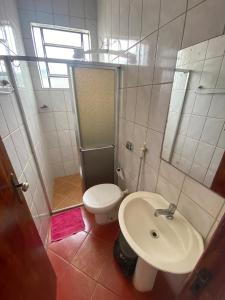 Un baño con inodoro, ducha y lavabo. en Pousada Caetano, en Eugenópolis 21 fotos más
