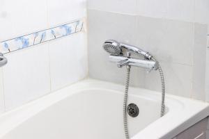 y baño con ducha y bañera. en TANISHIA APARTMENTS, en Mombasa