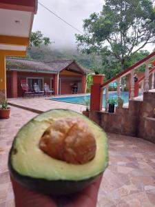 um close-up de um abacate na frente de uma casa em Hotel Rural Café del Río em La Paz