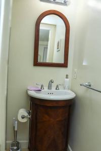 bagno con lavandino e specchio di Private Room with Private Bathroom Centrally Located a Washington
