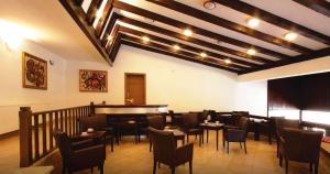 ein Restaurant mit Tischen und Stühlen und einem Klavier in der Unterkunft Hotel Villa Lastura in Klenovica
