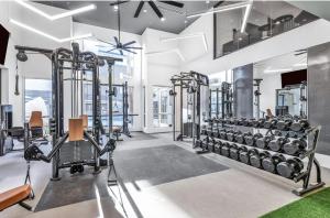 - une salle de sport avec de nombreux équipements dans l'établissement MDR Furnished Apartments, à Los Angeles