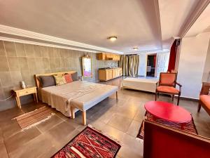 ein Schlafzimmer mit einem Bett und ein Wohnzimmer in der Unterkunft Du côté de chez Blili's in Al Matlīn