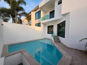 una casa con piscina delante en Villa 90 B Nayar, en Cruz de Huanacaxtle