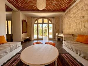 ein Wohnzimmer mit einem Tisch und einem Esszimmer in der Unterkunft Du côté de chez Blili's in Al Matlīn