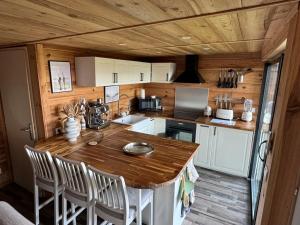 Cuisine ou kitchenette dans l'établissement Chalet et Jaccuzy sur la plage
