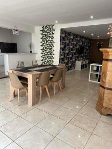 a dining room with a table and chairs at Logement Bonheur 