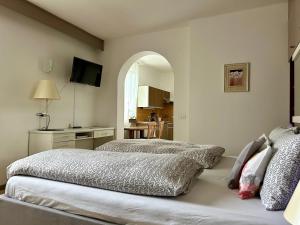 a bedroom with a bed and an archway in it at St. Vigilhof in Nalles