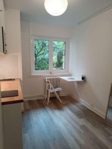 a room with a desk and a chair and a window at Studio à 35 min du cœur de Paris in Saint-Cloud