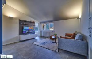 a living room with a couch and a television at Casa Posta in Varenna