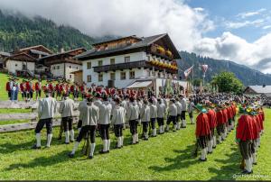 un grupo de soldados con uniformes parados frente a un edificio en Bauernhof Lienharter en Obertilliach