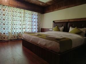 1 dormitorio con 1 cama grande en una habitación en The Posh Residency, en Pahalgām
