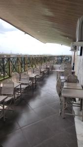 eine Reihe von Tischen und Stühlen auf einem Balkon in der Unterkunft Ceetran Hotels in Port Harcourt