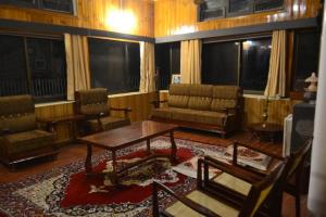 Afbeelding uit fotogalerij van Batrasi Dak Bungalow in Uttar Shisha +30 foto's