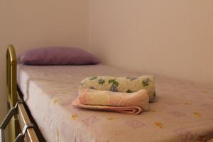a bed with a bag on top of it at Appartamento smart con splendido mare sotto casa in Capo Rizzuto