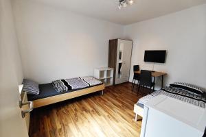 ハイデンハイム・アン・デア・ブレンツにあるWork&Stay House with Terrace in Heidenheimのベッドとデスクが備わる客室です。