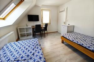 a room with a bed and a table with chairs at Work&Stay House with Terrace in Heidenheim in Heidenheim an der Brenz