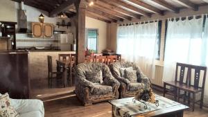 Posezení v ubytování Elegant Villa with Private Pool in Jerte
