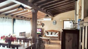 ein Wohnzimmer mit einem Tisch und einem Sofa in der Unterkunft 5 bedrooms villa with private pool enclosed garden and wifi at Jerte in Jerte