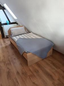 a bed sitting in the corner of a room at Ferienhaus Valler in Vallendar