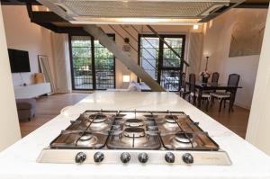 kuchnia z płytą kuchenną w kuchni w obiekcie Esclusivo loft con due camere da letto e terrazzo w Mediolanie